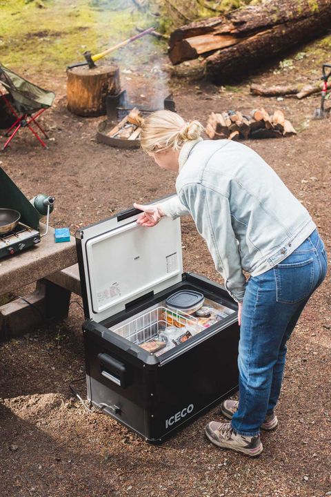 Réfrigérateur congélateur ICECO VL60PROS 60L en vert olive, compact et portable, idéal pour le camping ou le voyage en plein air.
