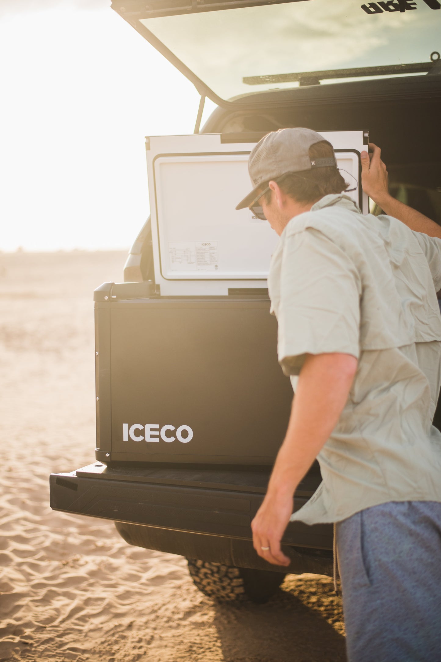 Réfrigérateur-congélateur ICECO VL60PROS 60L en vert olive, appareil portable pour la conservation des aliments.