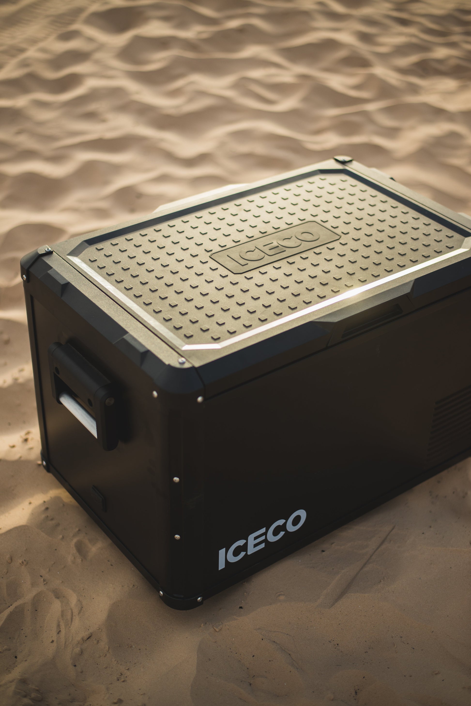Réfrigérateur congélateur ICECO VL60PROS 60L en vert olive, compact et portable, pour camping ou activités extérieures.