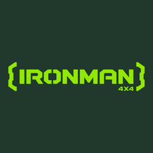 Kit montage et finition de tiroirs Ironman 4x4 pour pickup, montrant le système de fixation et les tiroirs robustes.