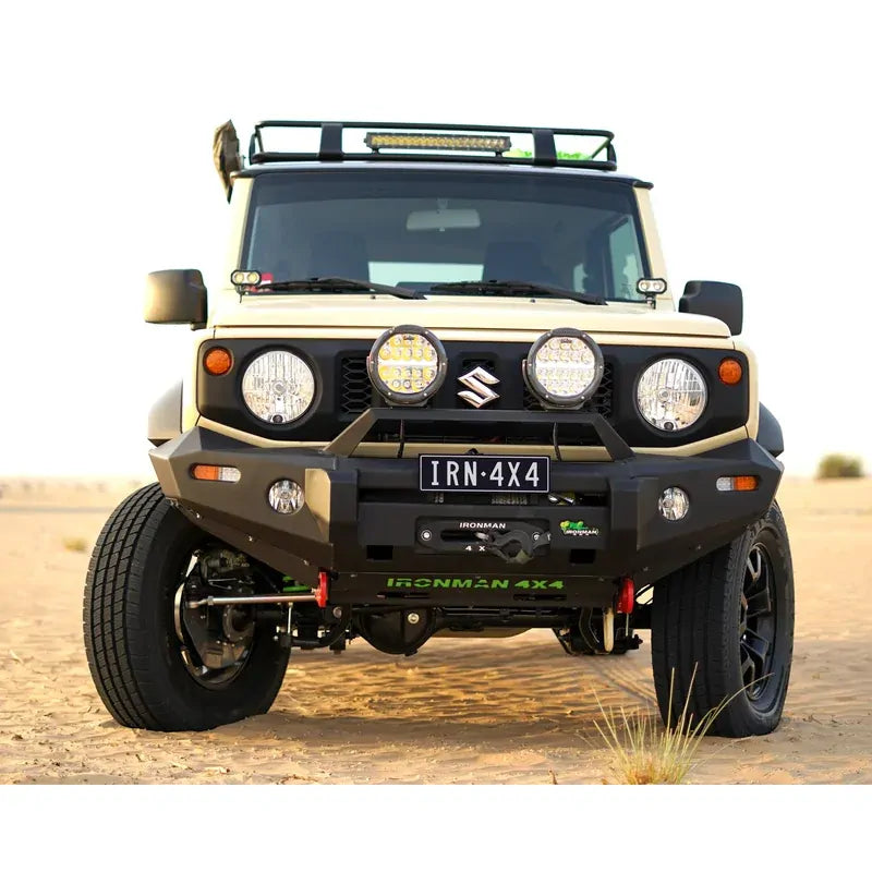 Kit suspension IRONMAN 4x4 pour Suzuki Jimny 2018+ avec amortisseurs Nitro Gas, visible avec composants de suspension robustes.