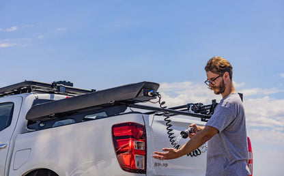 Réservoir d’eau IRONMAN 4x4 30L avec pompe 12V, solution pressurisée, pour véhicule tout-terrain, en plastique robuste.