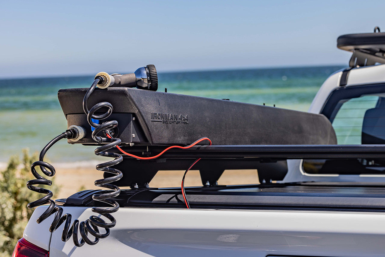 Réservoir d'eau IRONMAN 4x4 30L avec pompe 12V, solution pressurisée, pour véhicules tout-terrain, en plastique robuste, vue de face.