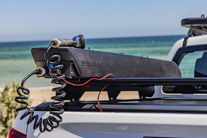 Réservoir d'eau IRONMAN 4x4 30L avec pompe 12V, solution pressurisée, pour véhicules tout-terrain, en plastique robuste, vue de face.