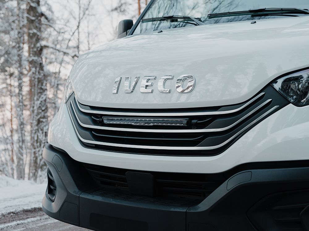 Pack LED Calandre LAZER LAMPS pour Iveco Daily 2024+ avec phares LED intégrés et design moderne visible sur l'image.