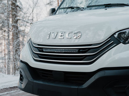 Pack LED Calandre LAZER LAMPS pour Iveco Daily 2024+ avec phares LED intégrés et design moderne visible sur l'image.