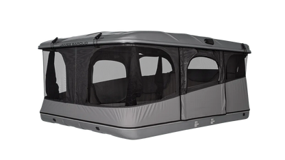 Tente de toit James Baroud Grand RAID M/X/XL, déployée sur un véhicule, en tissu résistant avec fenêtres et ouverture pratique.