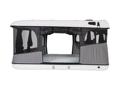 Tente de toit James Baroud Grand RAID M/X/XL, ouvert, avec fenêtre et matelas visible, pour camping en plein air.