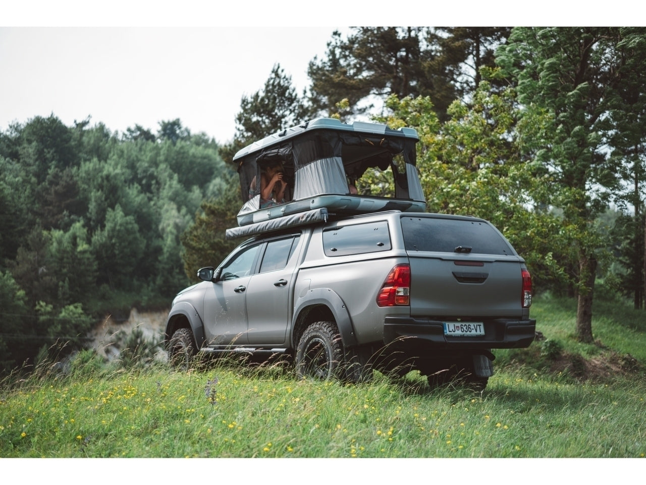 Tente de toit James Baroud Grand RAID M/X/XL, color beige, déployée sur un véhicule tout-terrain.