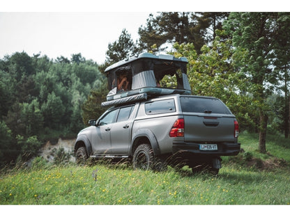 Tente de toit James Baroud Grand RAID M/X/XL, color beige, déployée sur un véhicule tout-terrain.
