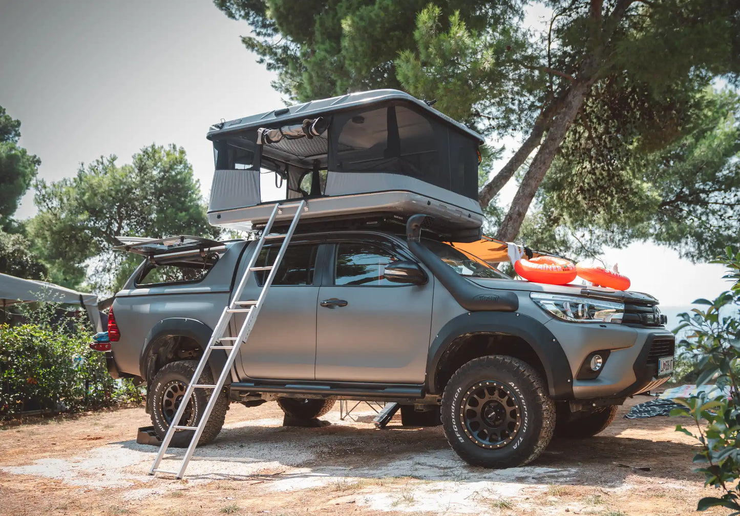 Tente de toit James Baroud Grand RAID M/X/XL, couleur beige, montée sur un véhicule tout-terrain, pour camping en pleine nature.