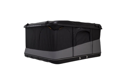 Tente de toit James Baroud Evasion S/M/XL avec coque rigide, vue de profil, installation sur véhicule.