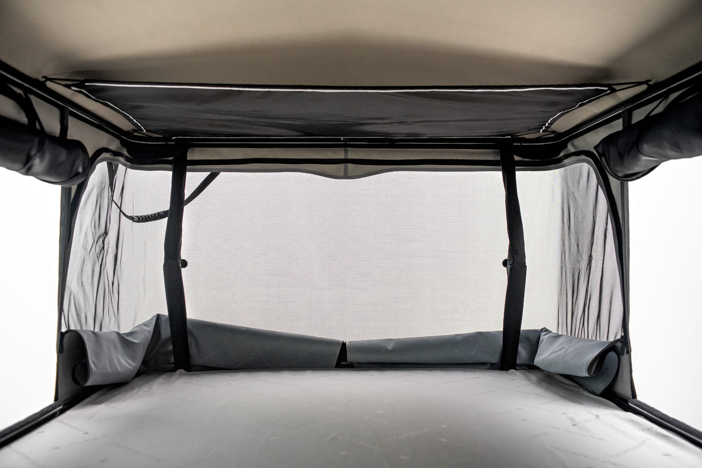 Tente de toit James Baroud Odyssey L, modèle confortable 360°, haute qualité, installée sur un véhicule tout terrain.
