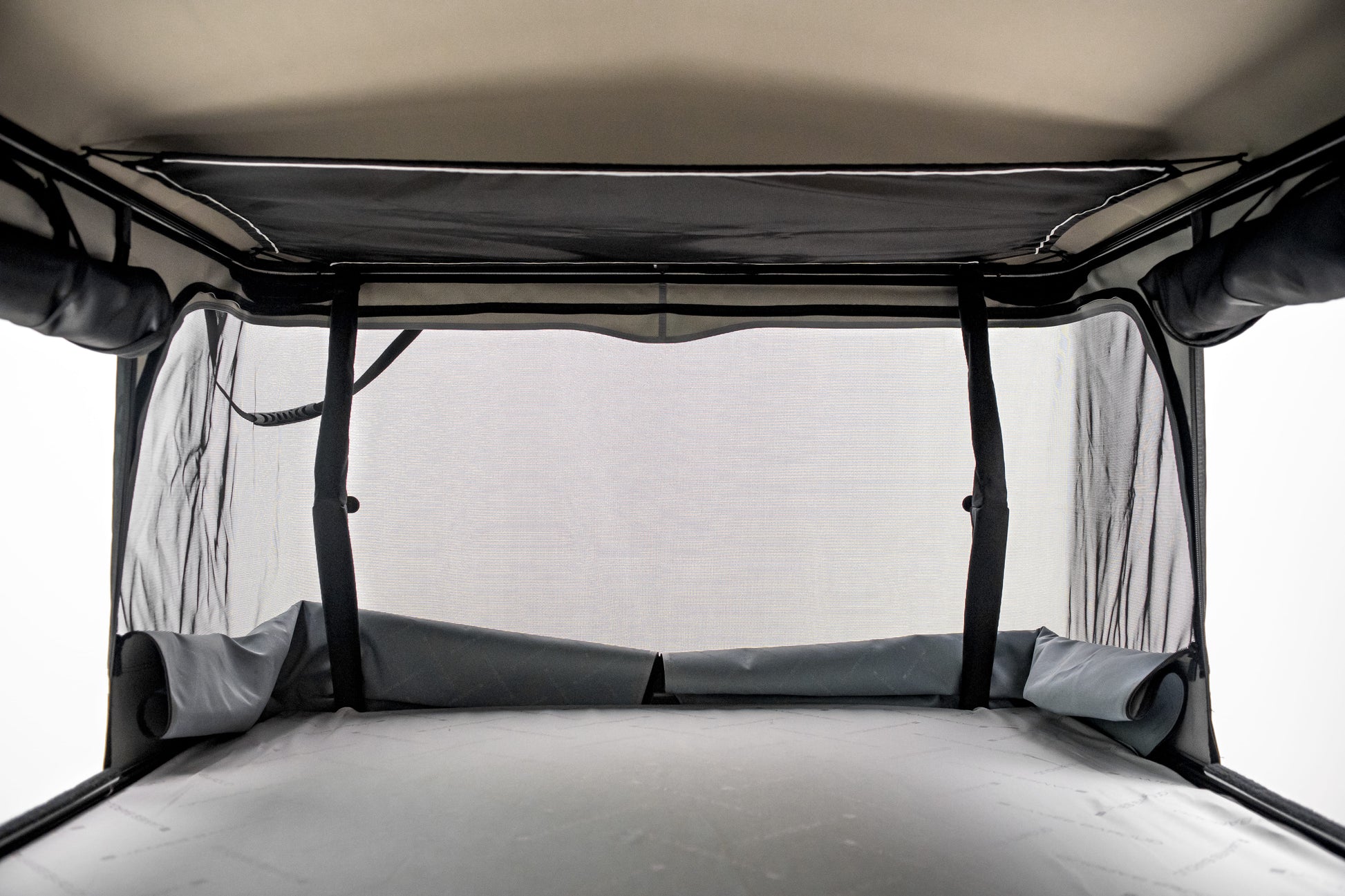 Tente de toit James Baroud Odyssey L, modèle confortable 360°, haute qualité, installée sur un véhicule tout terrain.