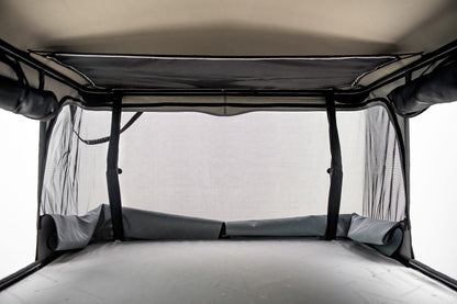 Tente de toit James Baroud Odyssey L, modèle confortable 360°, haute qualité, installée sur un véhicule tout terrain.
