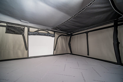Tente de toit James Baroud Odyssey L, confort 360°, haute qualité, installation sur véhicule, vue extérieure avec fenêtre ouverte