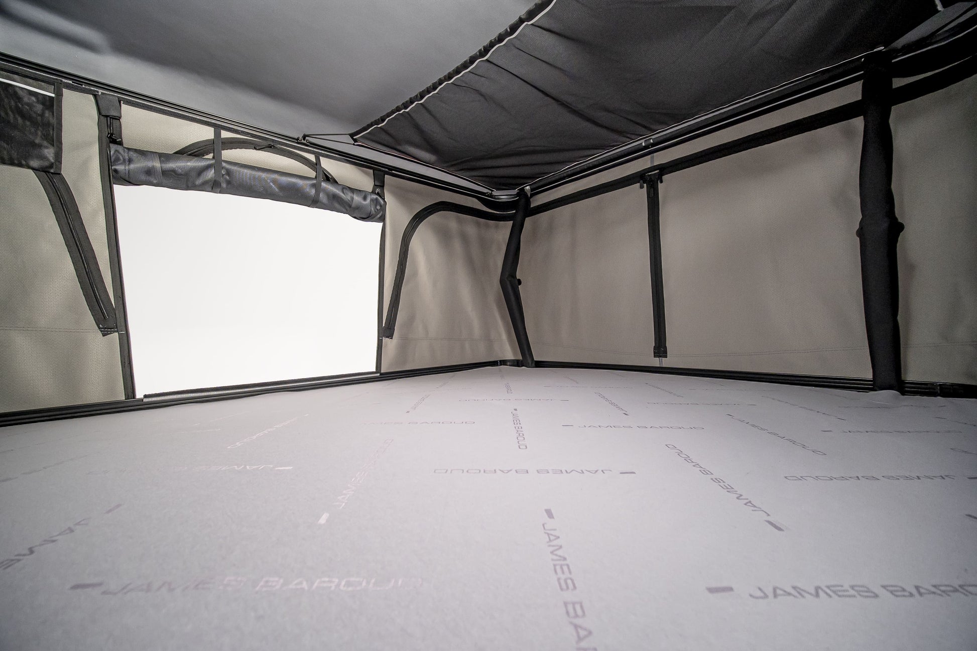 Tente de toit James Baroud Odyssey L, mode confort 360°, haute qualité, déployée sur un véhicule tout-terrain.