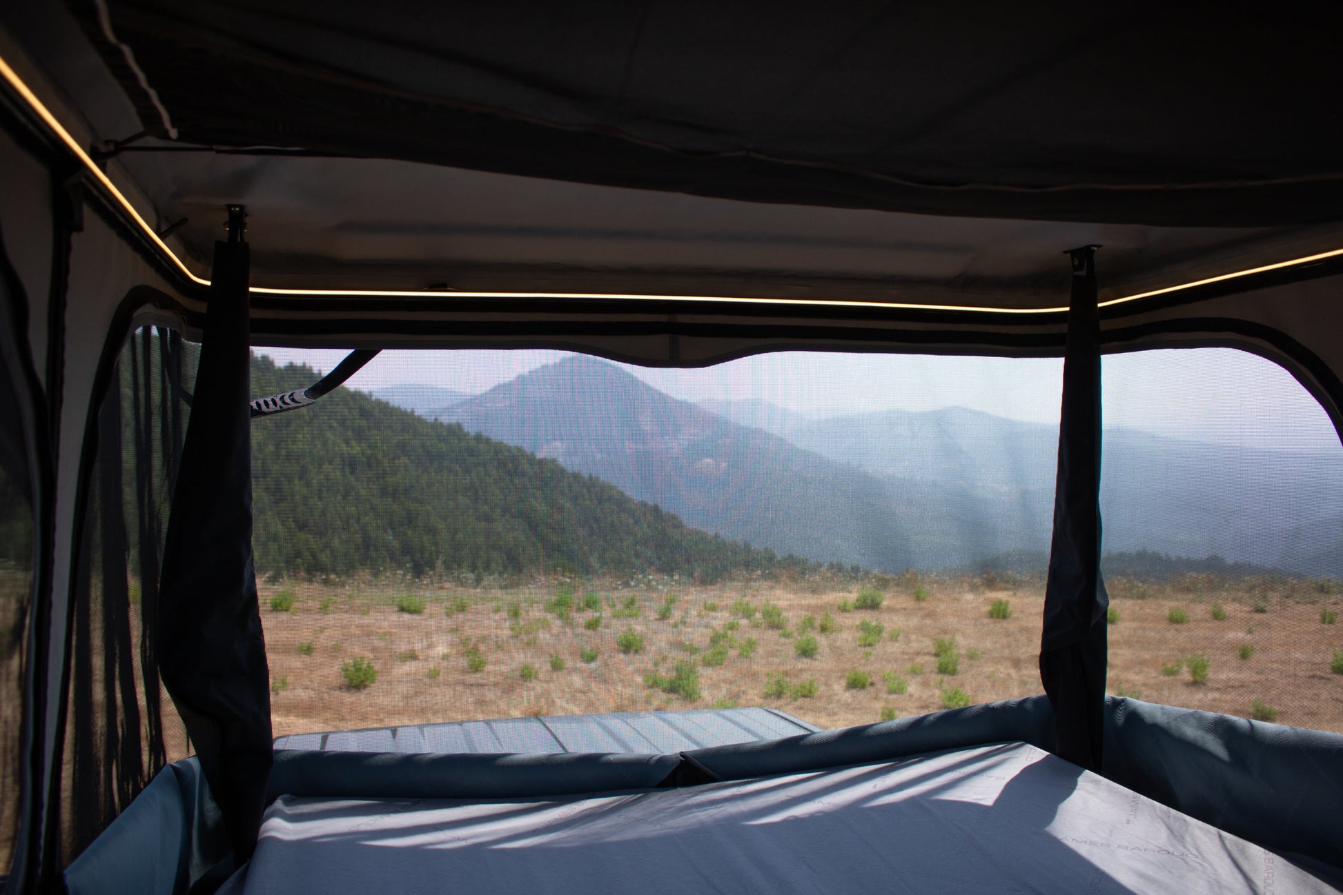 Tente de toit James Baroud PROLINE Evasion, tente de toit robuste et compacte pour camping en plein air.