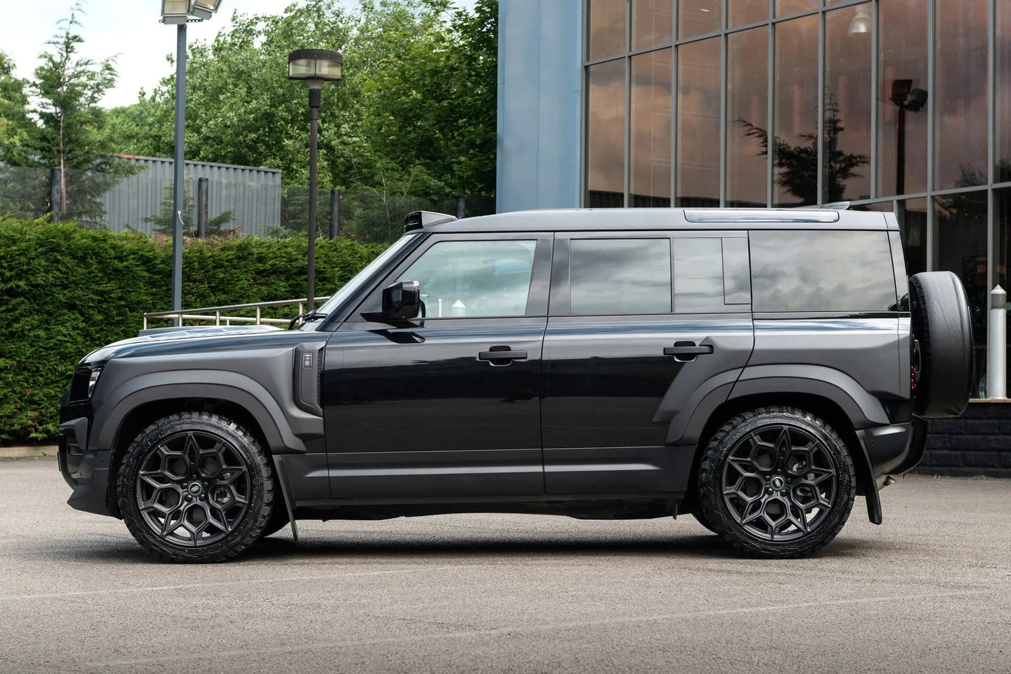 Kit large de voies KAHN pour Defender 110 2020+ en tuning carrosserie, look agressif et design premium.
