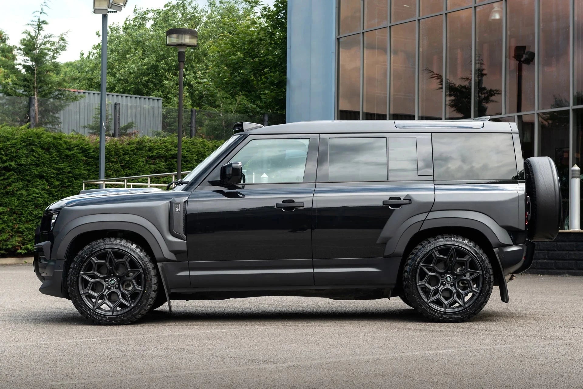 Kit large de voies KAHN pour Defender 110 2020+ en tuning carrosserie, look agressif et design premium.