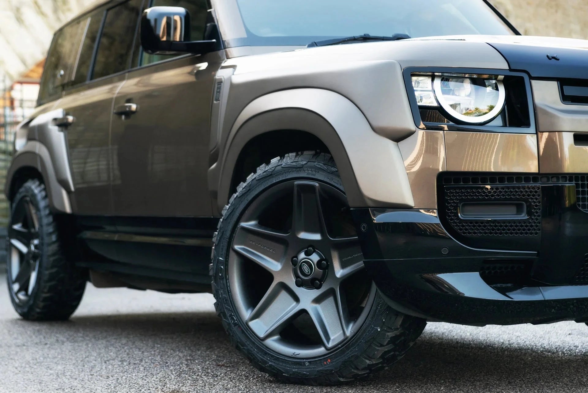 Kit de carrosserie KAHN Wide Track pour Defender 110 2020+ avec look agressif et finition premium, tuning pour véhicules tout-terrain.
