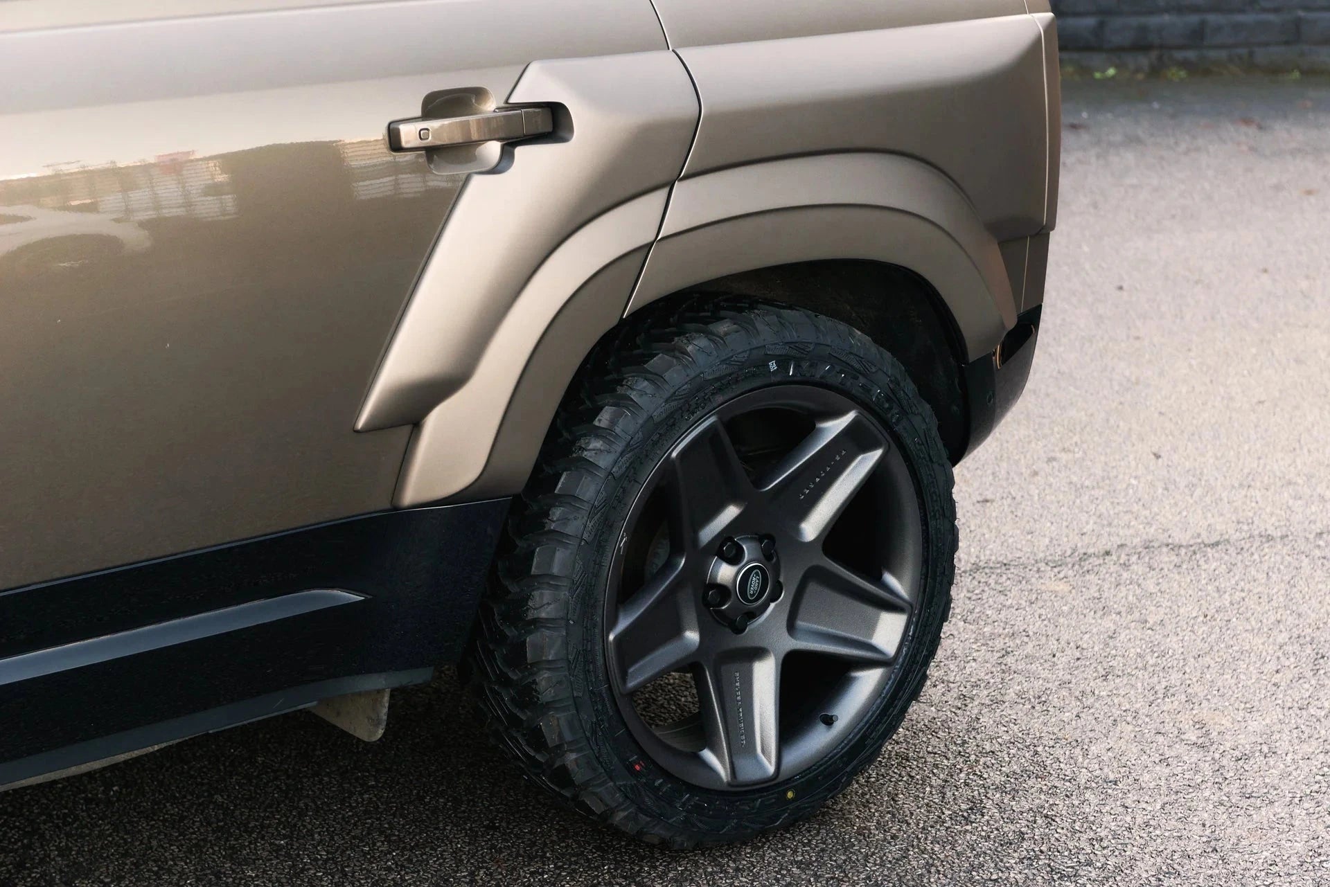 Kit large de voies KAHN pour Defender 110 2020+ avec look agressif et finition premium, pour tuning carrosserie.
