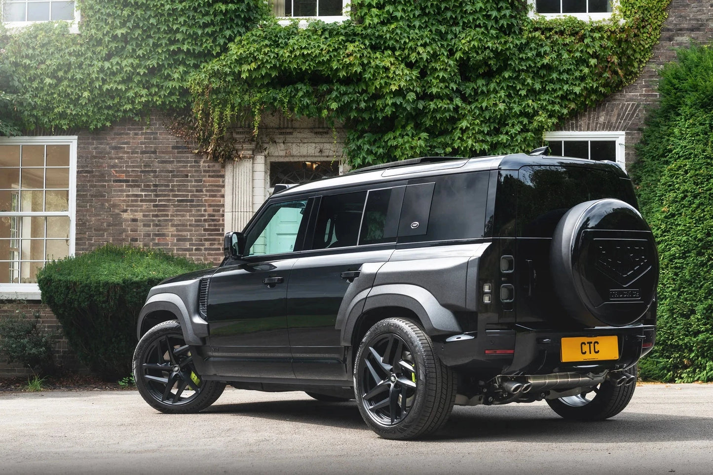 Kit de large passage KAHN pour Defender 110 2020+ avec look agressif et finition premium, tuning pour carrosserie.