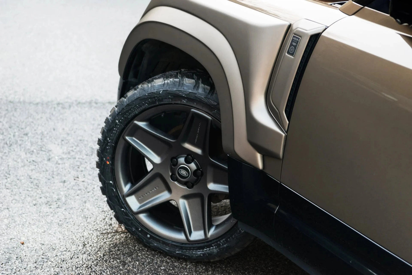 Kit large de voies KAHN pour Defender 110 2020+, améliorant l’aspect agressif et premium de la carrosserie.