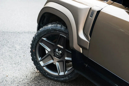 Kit large de voies KAHN pour Defender 110 2020+, améliorant l’aspect agressif et premium de la carrosserie.