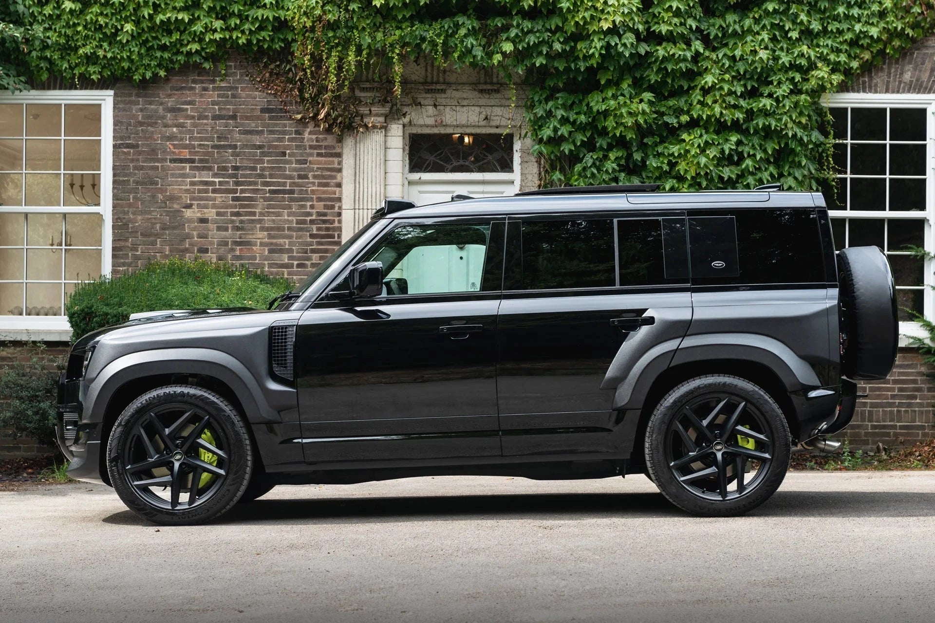 Kit de carrosserie KAHN Wide Track pour Defender 110 2020+ avec look agressif et design premium, tuning auto robuste.