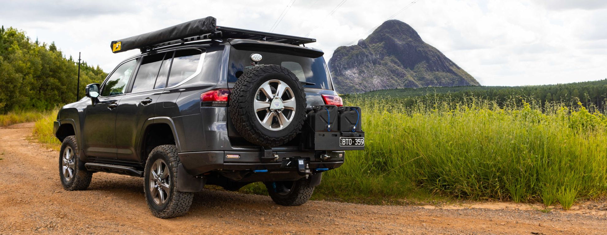 Pare-choc arrière renforcé Kaymar pour Toyota Land Cruiser 300, en métal robuste et design solide, visible de face.