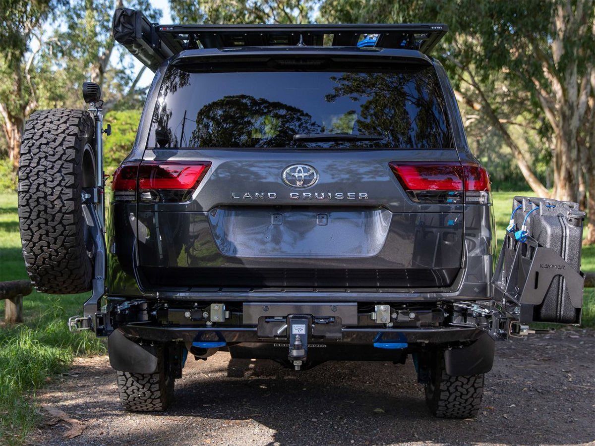 Pare-choc arrière renforcé Kaymar pour Toyota Land Cruiser 300, solide et robuste, avec finition métallique.