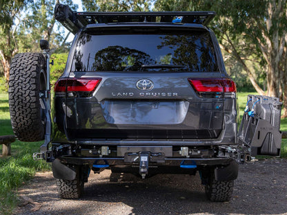 Pare-choc arrière renforcé Kaymar pour Toyota Land Cruiser 300, solide et robuste, avec finition métallique.