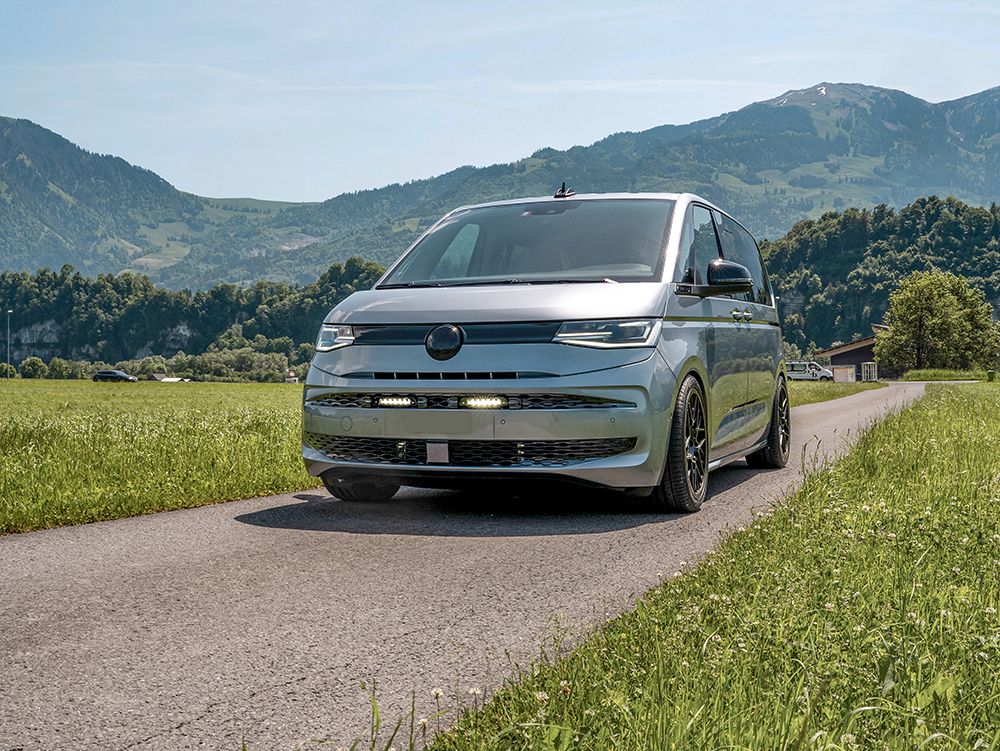 Pack LED Calandre LAZER LAMPS pour VW T7 2025+ avec phares LED modernes, installation sur la calandre du véhicule.