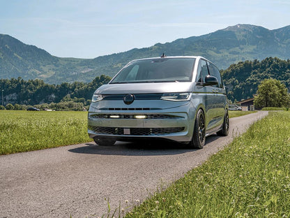 Pack LED Calandre LAZER LAMPS pour VW T7 2025+ avec phares LED modernes, installation sur la calandre du véhicule.