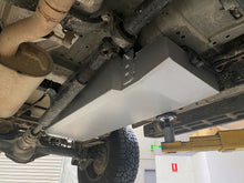 Réservoir de remplacement Long Range Automotive 140L pour Ford Ranger 23+ et VW Amarok 2023+ diesel, vue de face.