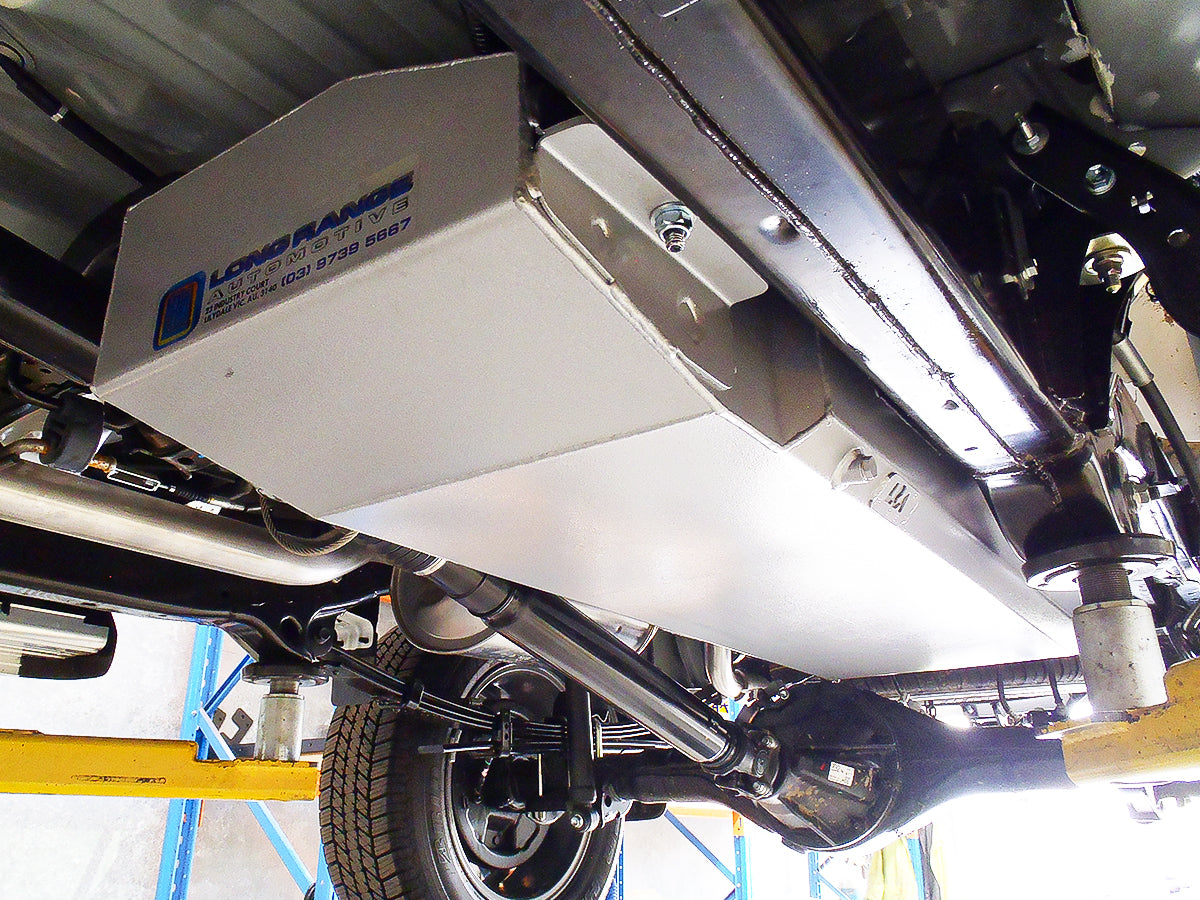 Réservoir de remplacement LONG RANGE AUTOMOTIVE LRA 140L pour Toyota Hilux Revo 2016+ compatible AdBlue, vue de face.