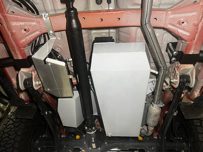 Réservoir de remplacement 80L pour Suzuki Jimny 2023+ XL 5 portes, fabriqué par LONGRANGER, visible en position dans le véhicule.