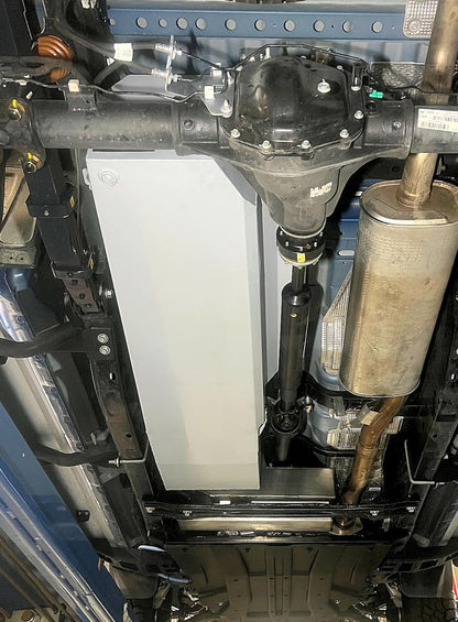 Réservoir de remplacement LONGRANGER pour VW Amarok 2023+, image montrant le réservoir neuf et ses connexions.