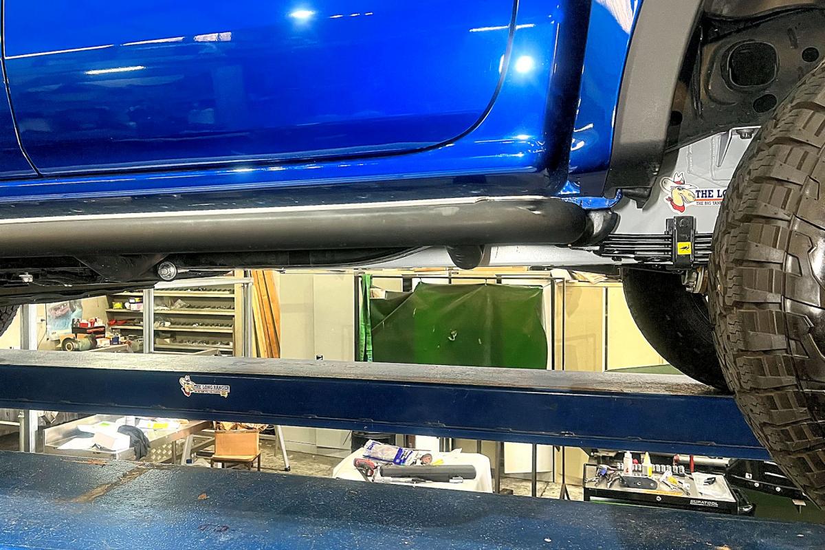 Réservoir de remplacement LONGRANGER pour VW Amarok 2023+ visible avec connections et capuchon, fabriqué pour une installation facile.