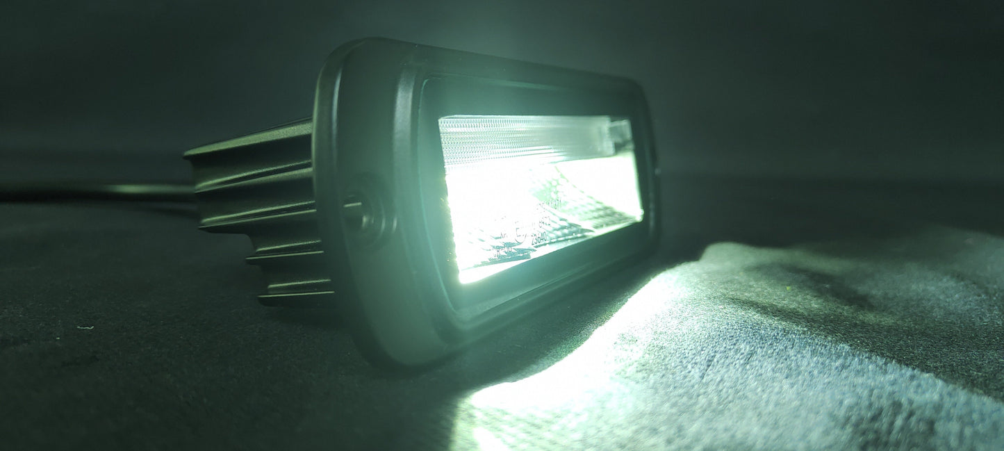 Eclairage LED Lumidrive pour signalisation avec feux déportés étanches IP67/69K, idéal pour la signalisation et la sécurité.