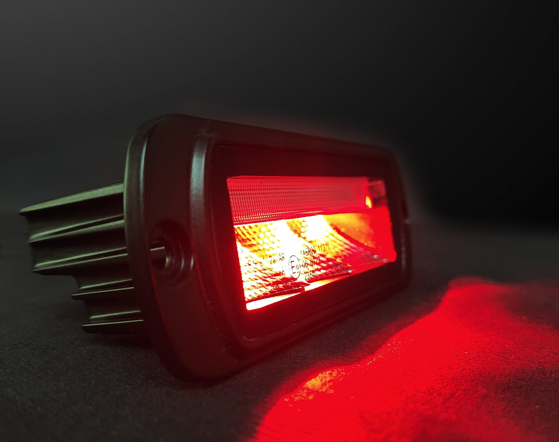 Eclairage LED Lumidrive pour signalisation avec feux déportés étanches IP67/69K, adapté pour applications industrielles.