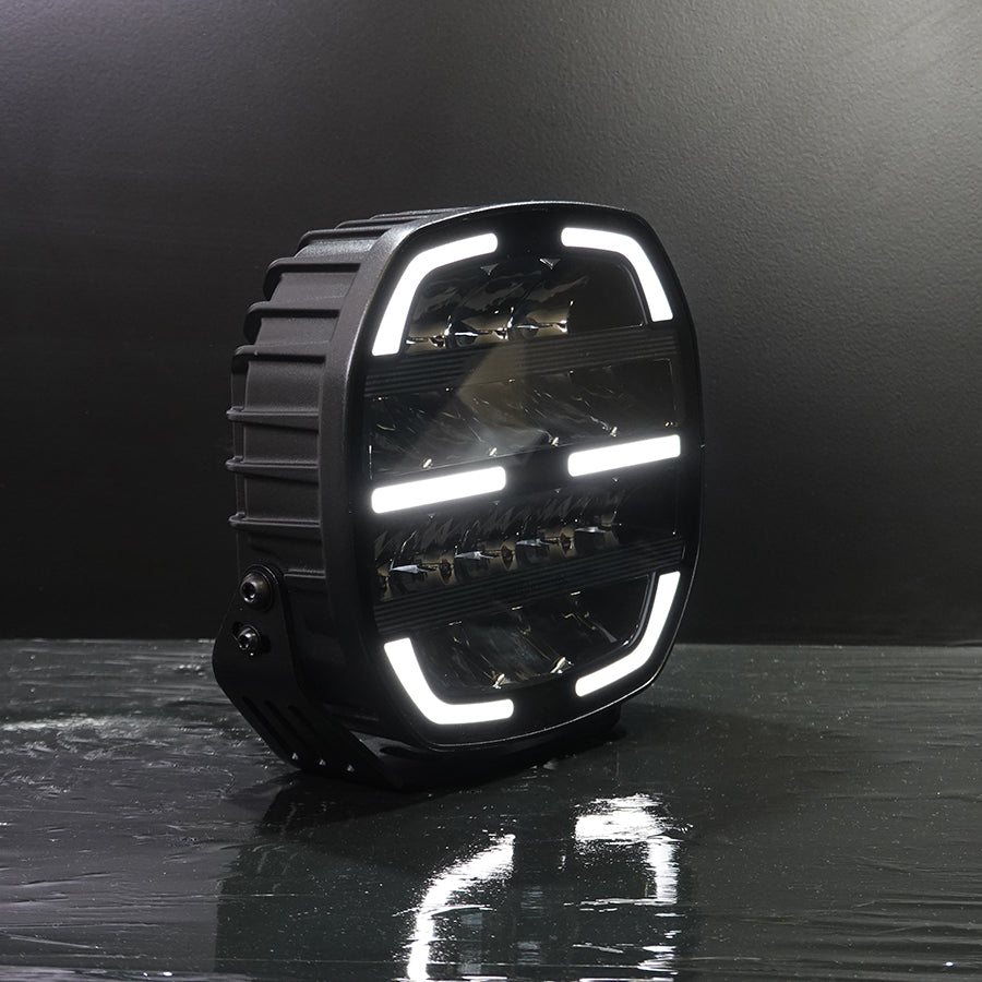 Feu de position LED LUMIDRIVE Night Seeker 7, puissant et homologué, éclairage LED pour véhicules, design moderne et robuste.