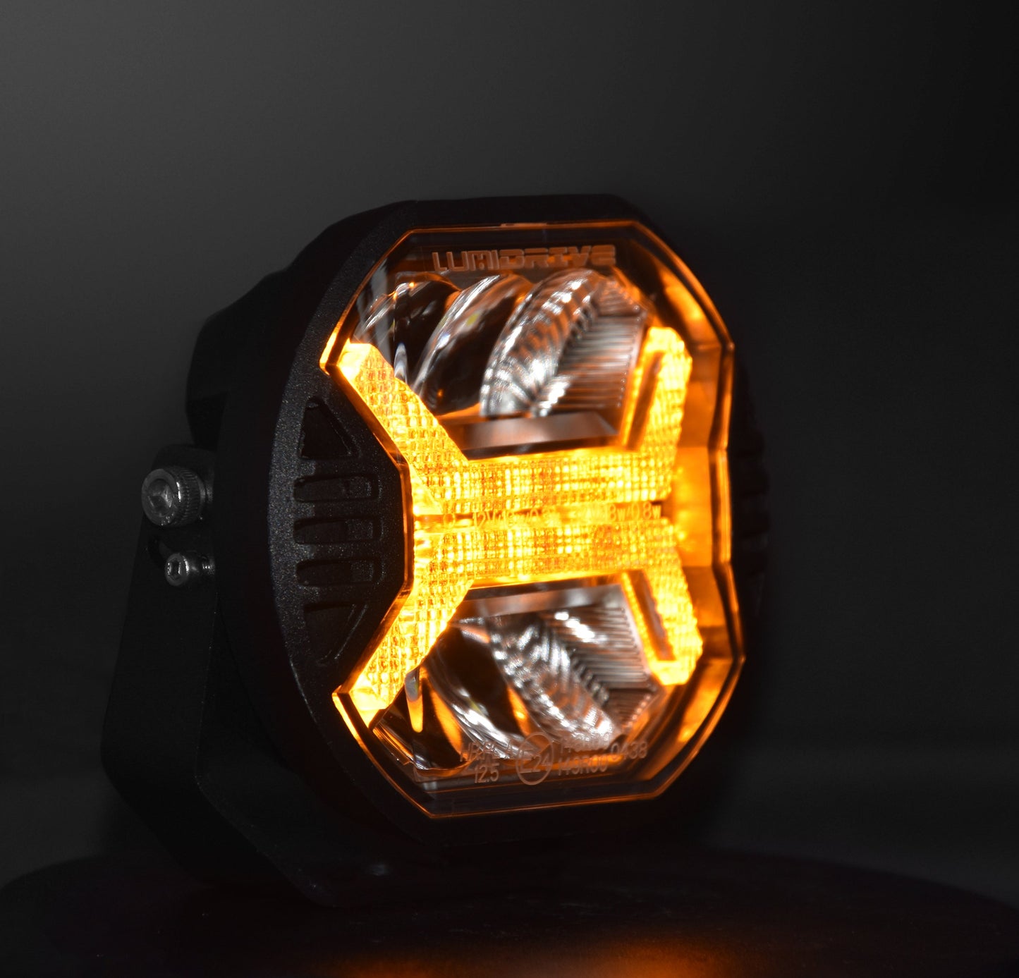 Phare de conduite LED Lumidrive XDRIVE 5.75, éclairage puissant et élégant, pour véhicule, en position sur un véhicule.