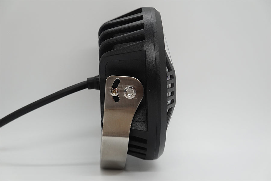 Phare de conduite LED Lumidrive XDRIVE 5.75, éclairage puissant et élégant pour véhicule, avec design moderne et lumineux.