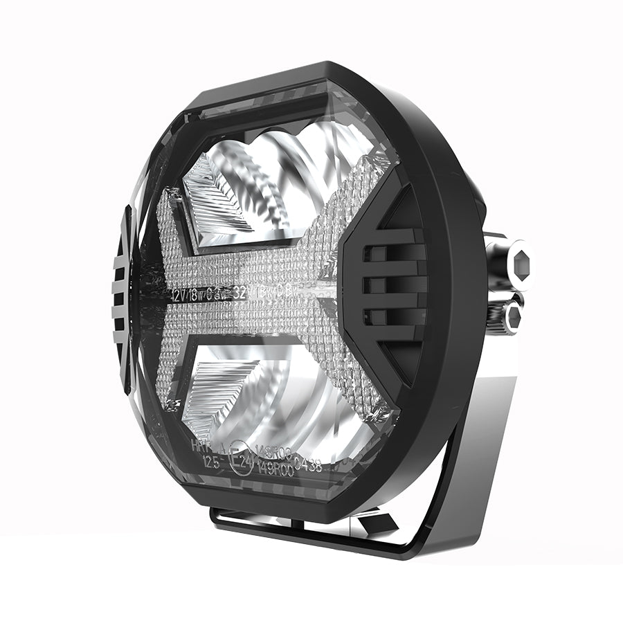 Phare de conduite LED Lumidrive XDRIVE 5.75, éclairage puissant et stylé pour voiture, avec corps noir et lentille en verre.