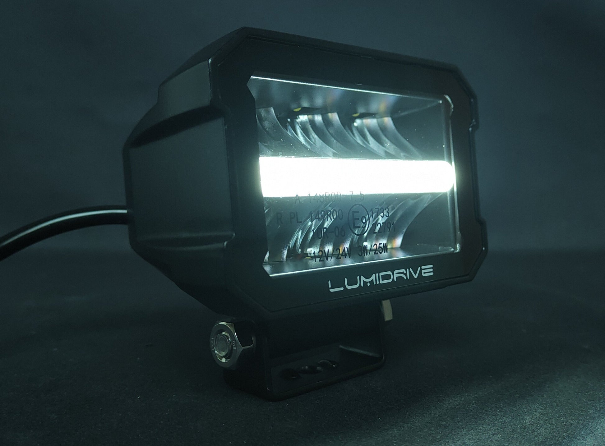 Phare de travail LED Lumidrive PROXIDRIVE 2800 lumens étanche, éclairage LED robuste pour travaux extérieurs.