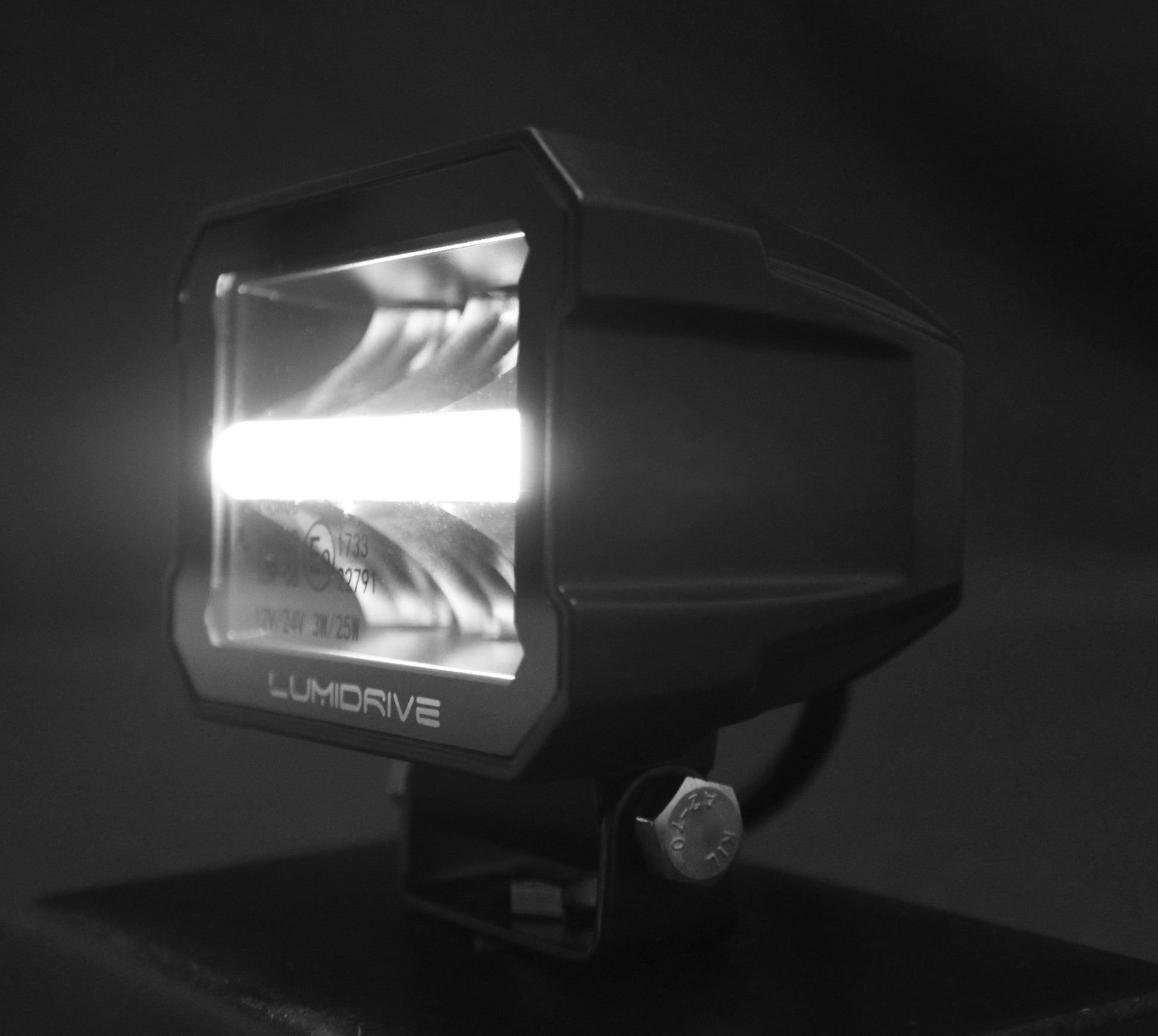 Phare de travail LED Lumidrive PROXIDRIVE, étanche, 2800 lumens, éclairage puissant pour travaux extérieurs.