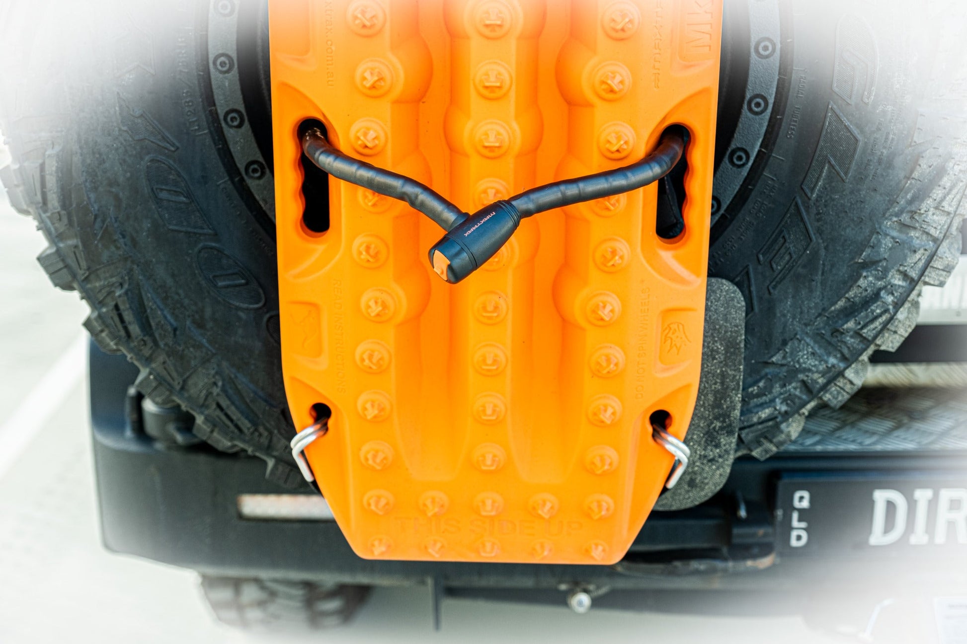 Antivol Maxtrax Maxlock 90cm pour plaques à sable, accessoire de sécurité robuste pour véhicules tout-terrain.
