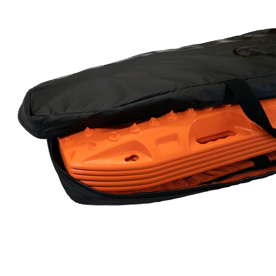 Housse de transport Maxtrax noire pour plaques à sable 4x4, accessoire robuste pour rangement et protection.